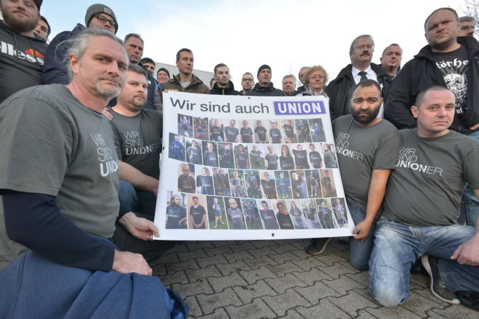 Ein Plakat mit 42 Fotos ihrer Kinder hielten Union-Mitarbeiter vor dem Werkstor hoch.