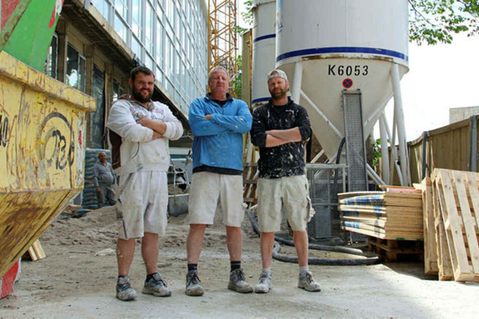 Die Jungs von der Simon Putz und Stuck GmbH sind sauer. Auf der Hauptpost-Baustelle in Leipzig wurden Lars Triebel (33), Steffen Lakeit (56) und Matthias Masur (37, v.l.n.r.) unter anderem Wasserpumpen für die Putzmaschine und Blechscheren geklaut.