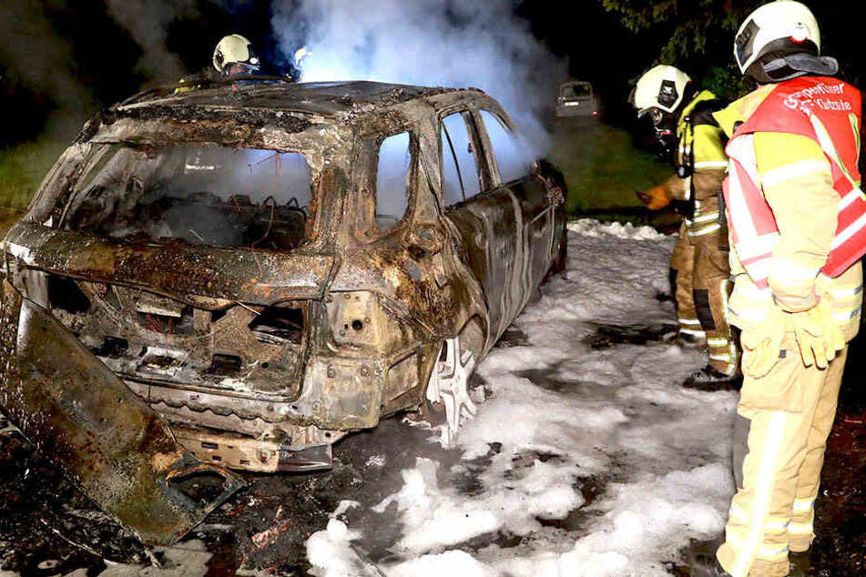 An den ausgebrannten Fahrzeugen entstand Totalschaden.