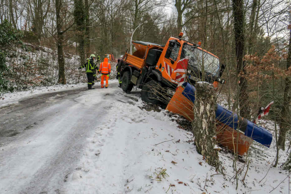 Der Schneepflug kam ins Rutschen und landete in einer Böschung.