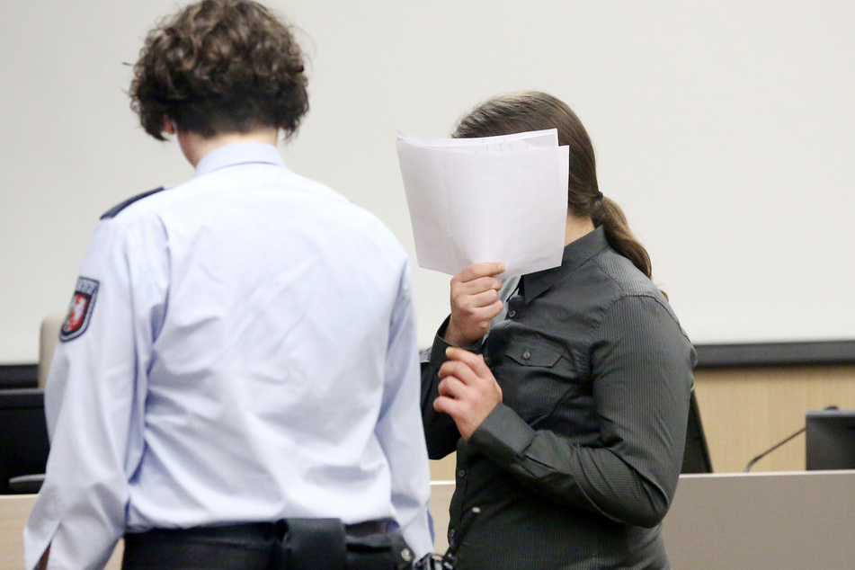 Am Essener Landgericht wurde am Dienstag ein Angeklagter (29) wegen Mordes an einem SEK-Beamten zu lebenslanger Haft verurteilt.