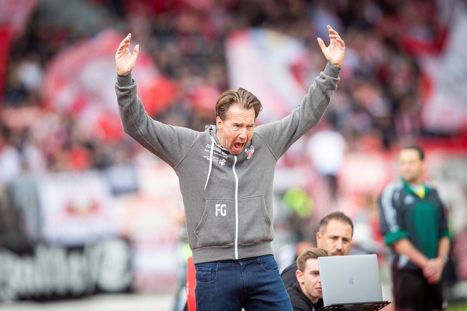 RWE-Trainer Fabian Gerber (45) war nach den fragwürdigen Schiri-Entscheidungen außer sich.