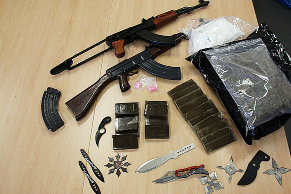 Das Bild zeigt die sichergestellten Drogen und Waffen.