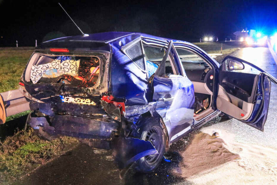 Die Frau wurde in ihrem Wagen eingeklemmt und starb noch an der Unfallstelle.