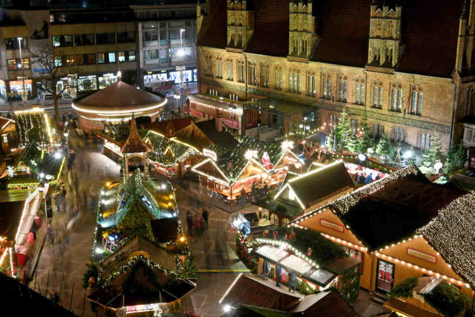 Der Händler verkaufte seine Waren auf dem Weihnachtsmarkt in Hannover.