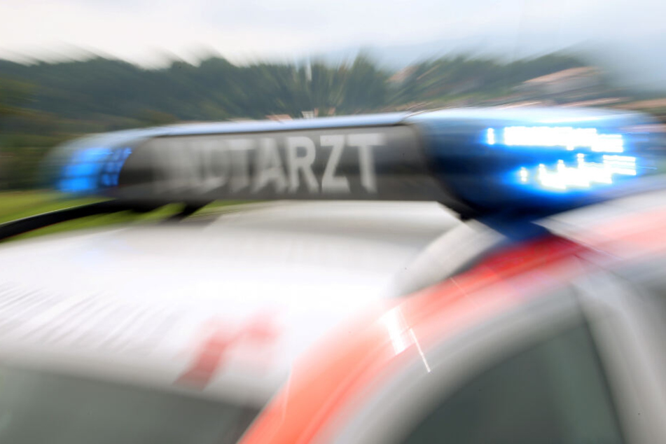 Ein Notarzt versorgte die Verletzten. (Symbolbild)