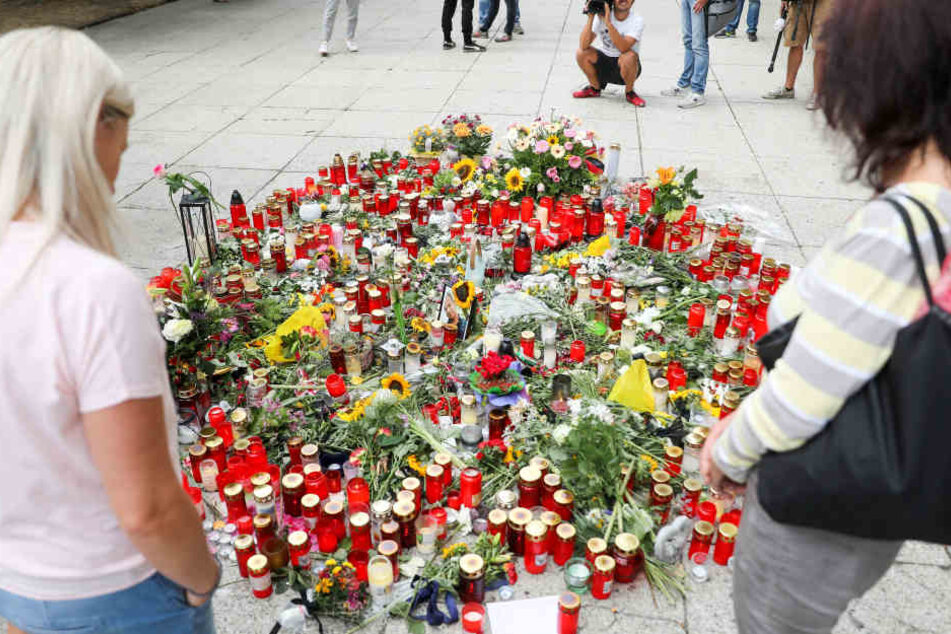Noch immer liegen Blumen am Tatort in der Chemnitzer Innenstadt.