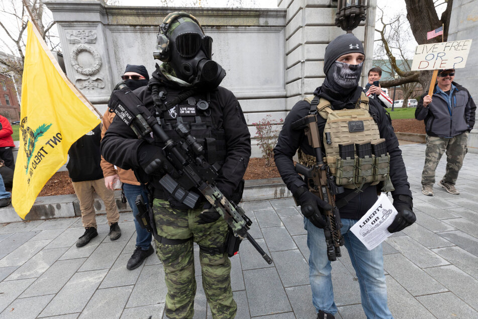 Bewaffnete Mitglieder der Boogaloo-Bewegung, eine Bewegung gegen die Regierung und gegen Gesetzesvollstreckung, nehmen in Concord an einer Demonstration gegen die Maßnahmen zur Eindämmung des Coronavirus teil.