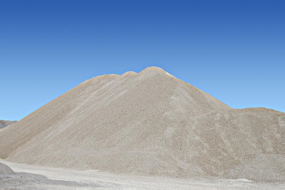 Der Mann wurde unter Sand verschüttet. (Symbolbild)