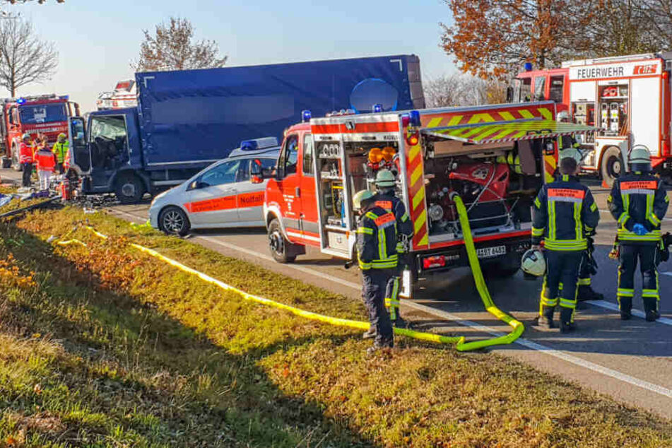 Die Feuerwehr ist bei der Unfallstelle vor Ort.
