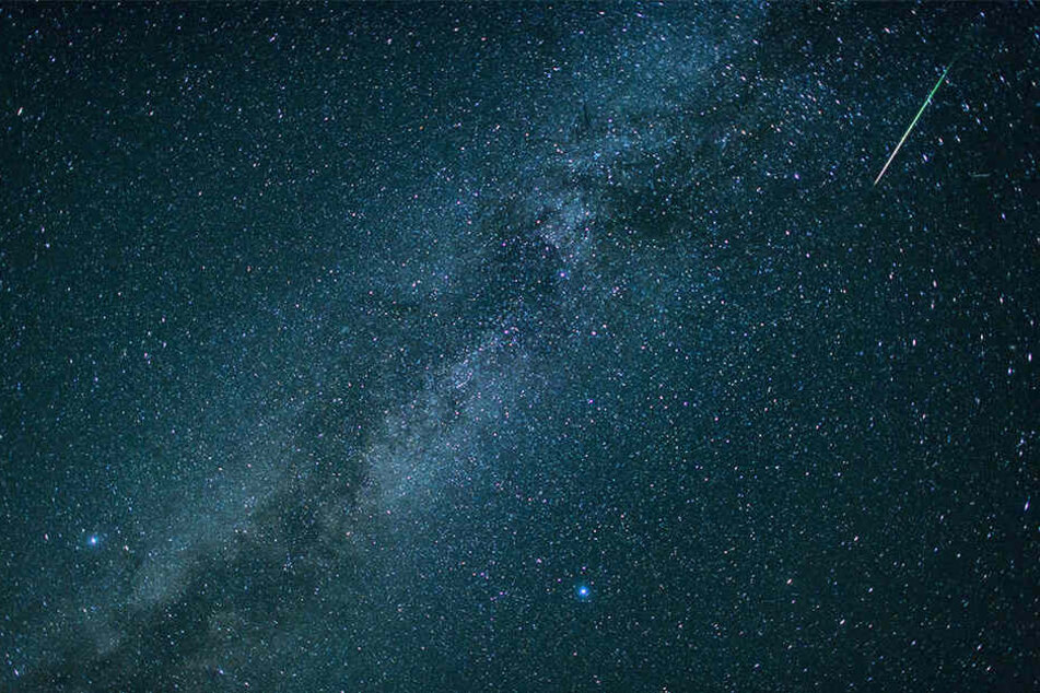 Jedes Jahr im August sind im Sternschnuppenstrom der Perseiden zahlreiche Sternschnuppen zu sehen.