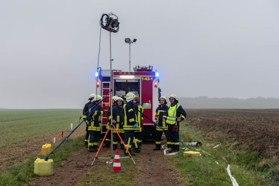 Die Feuerwehr sicherte das Flugzeug ab.