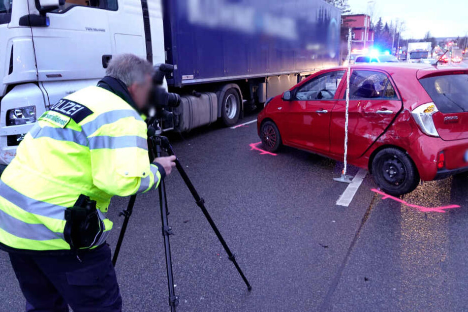 Zwischen dem Kia und dem Laster kam es offenbar zur Kollision.