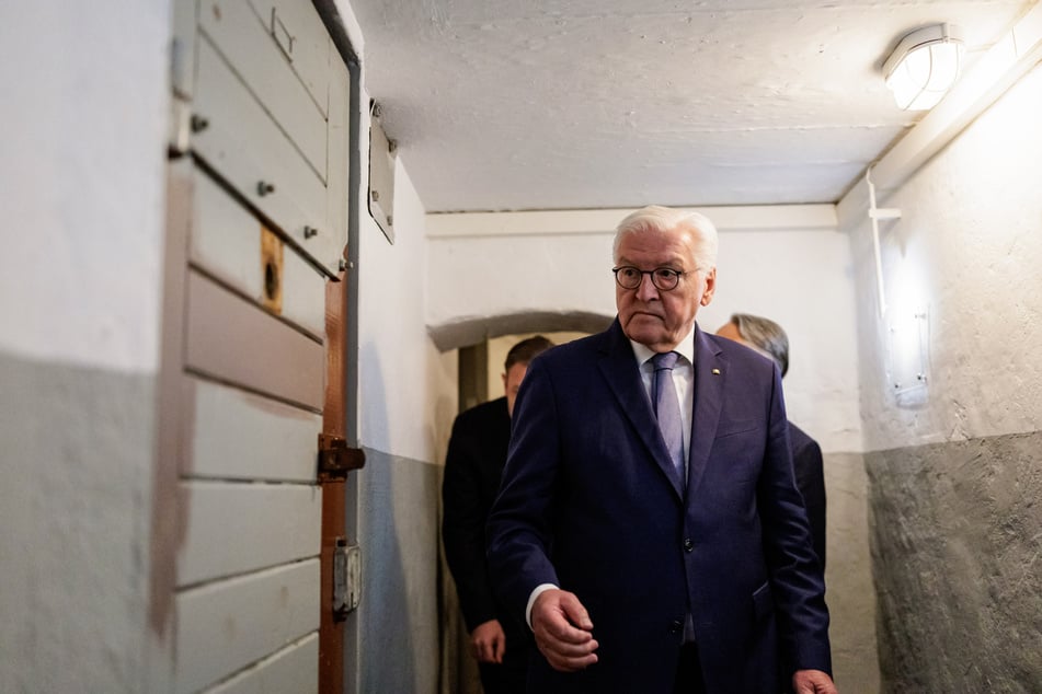 Bundespräsident Frank-Walter Steinmeier (70, SPD) vor einer Arrestzelle der Gedenkstätte Jugendwerkhof in Torgau. In der Einrichtung sollten Jugendliche innerhalb weniger Monate zu "sozialistischen Persönlichkeiten" umerzogen werden sollten.