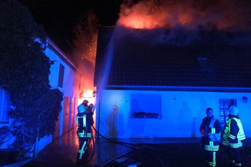 Das Haus stand lichterloh in Flammen.
