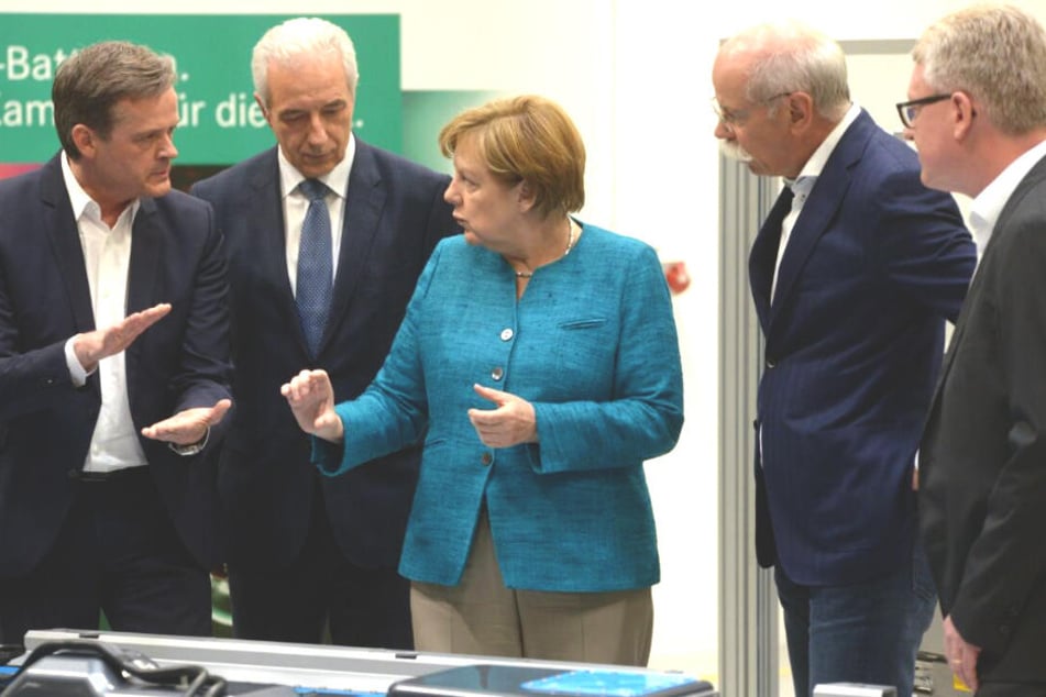 Angeregte Diskussion mit der Kanzlerin über E-Mobilität in Kamenz (g. li.: Markus Schäfer, Vorstandsmitglied Daimler, re: Frank Blome, GF Deutsche Accumotive GmbH & Co. KG.).