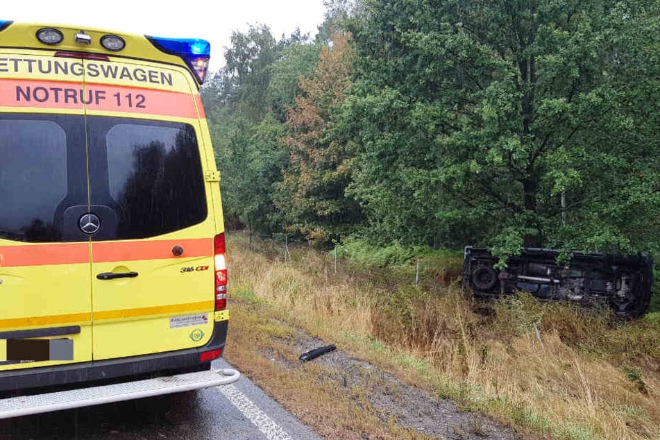 Das Auto überschlug sich und krachte gegen einen Baum.