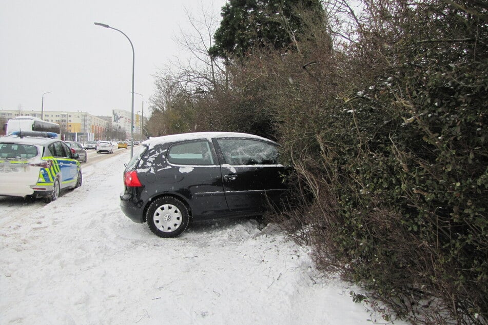 Der VW landete in einem Busch am Straßenrand.