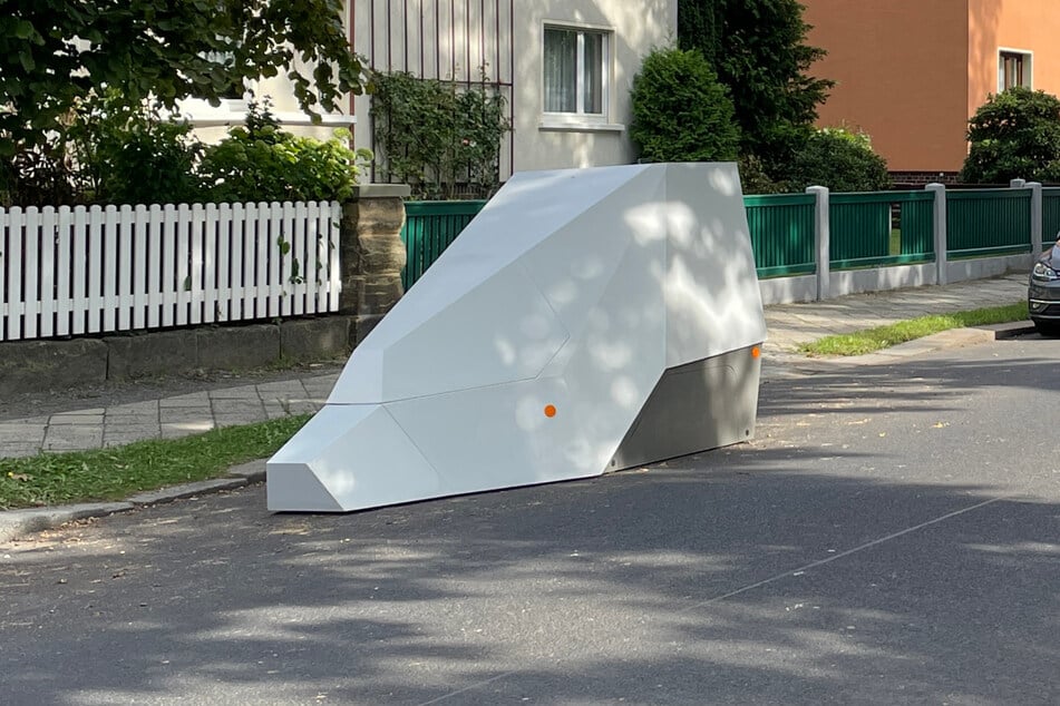 An der Umleitungsstrecke Kipsdorfer Straße in Tolkewitz getestet: Zwei dieser mobilen Blitzer-Anhänger (decken beide Fahrtrichtungen ab) schafft sich die Stadt jetzt an.