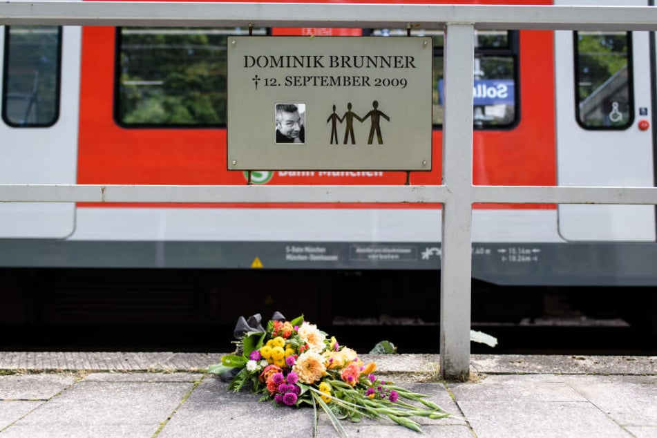 Ein Schild mit der Aufschrift "Dominik Brunner, gestorben am 12. September 2009" ist am Rande der Gedenkveranstaltung anlässlich des 10. Todestages von Dominik Brunner am Bahnsteig in Solln zu sehen.
