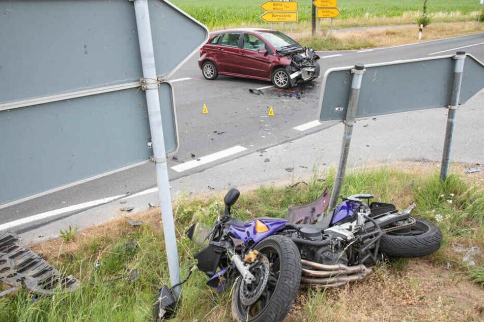 Auf der S100 kam es zwischen dem Benz und dem Motorrad zur Kollision.