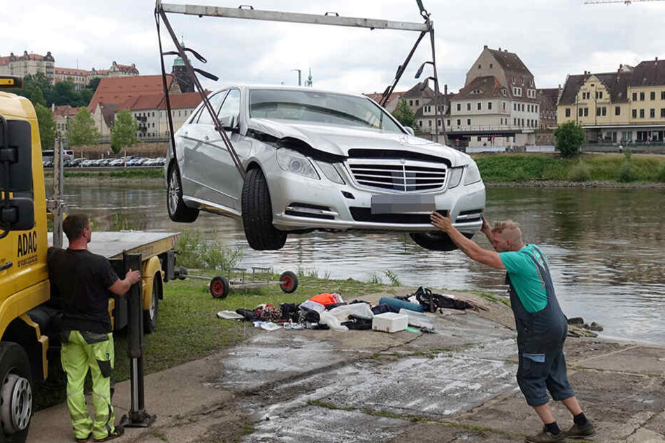 Der Abschleppdienst musste das Fahrzeug aus dem Wasser hieven.