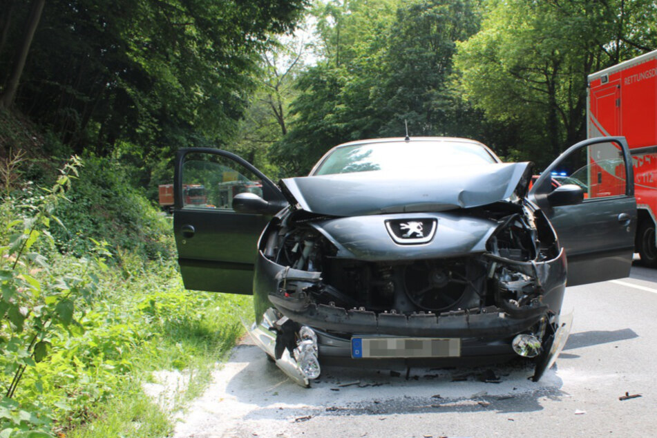 Der Peugeot des Seniors wurde bei dem Unfall extrem beschädigt.