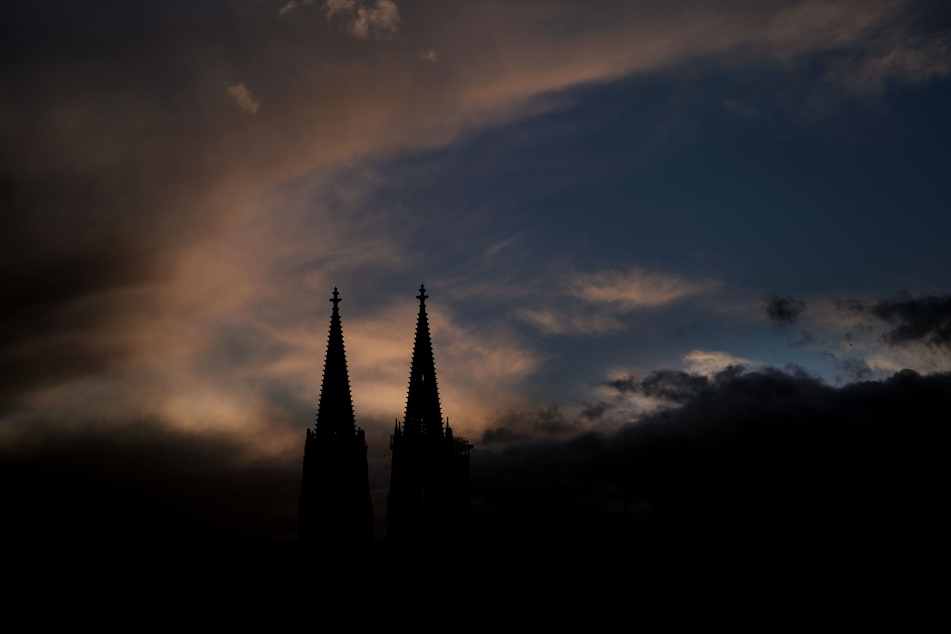 Das Wetter bleibt in NRW auch in der neuen Woche wechselhaft. Am Montag wechseln sich Sonne und dichte Wolken ab, die Temperaturen in Köln erreichen 13 bis 16 Grad.