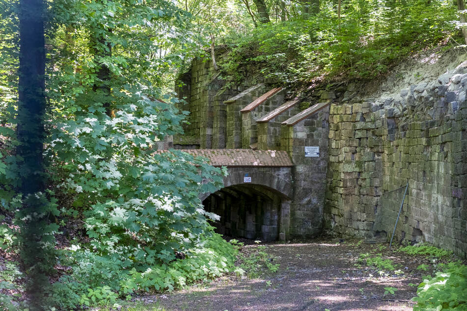 Der Weg durch die Teufelsbrücken ist wegen Einsturzgefahr mit einem Tor versperrt.