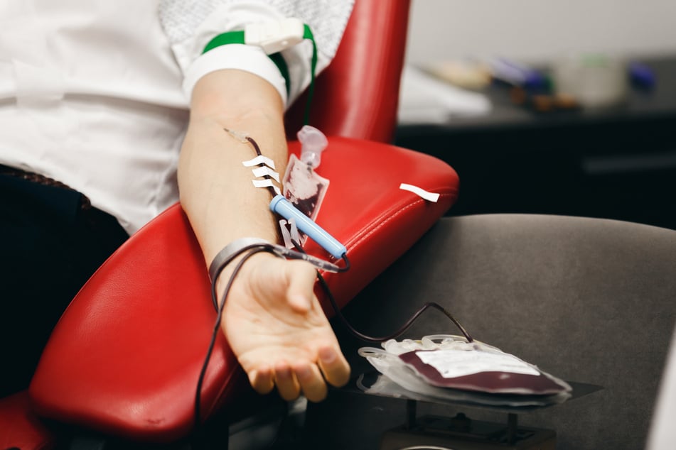 In den sozialen Netzwerken wird behauptet, dass gegen das Coronavirus Geimpfte kein Blut mehr spenden dürfen. (Symbolbild)