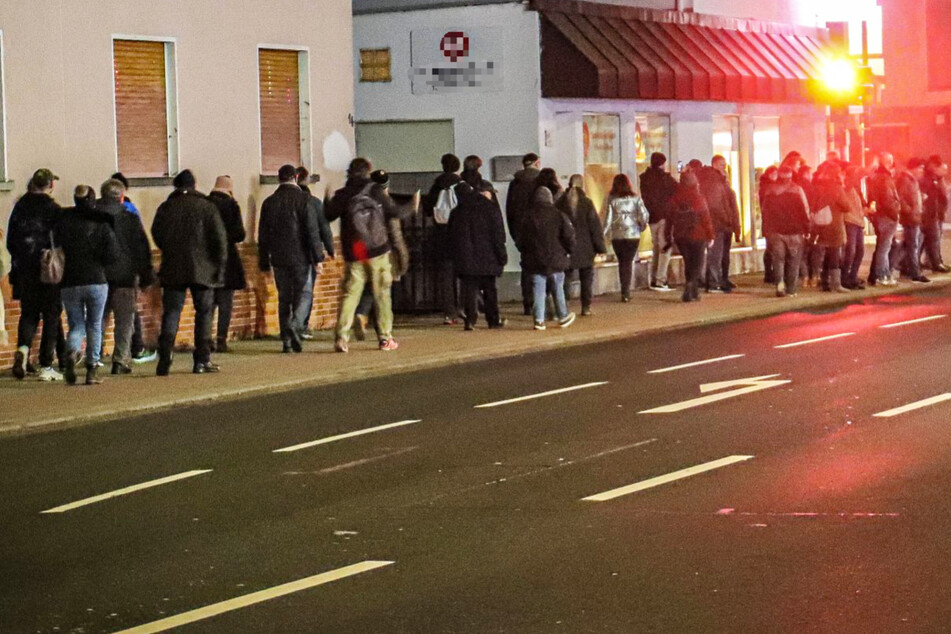 Das Foto zeigt Anhänger der Querdenker-Bewegung bei einem "Spaziergang" im unterfränkischen Kahl am Main.