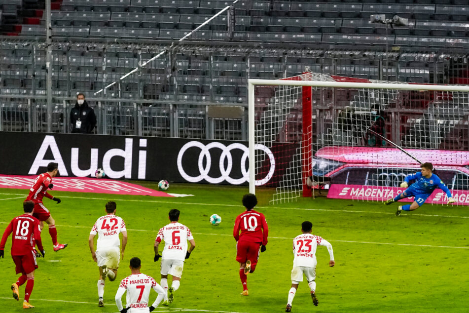 Die Vorentscheidung in einem überraschend spannenden Spiel: Robert Lewandowski (2.v.l.) verlädt den herausragenden M05-Keeper Finn Dahmen (r.) zum 4:2 für den FC Bayern.