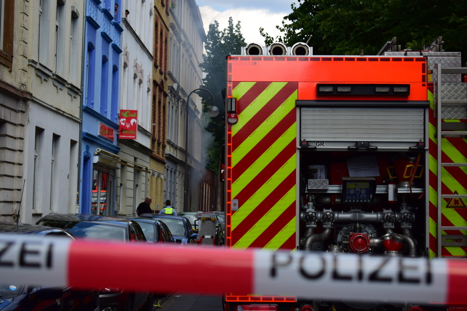 Es rauchte noch aus dem Haus in der Holweiderstraße, nachdem alle Betroffenen in Sicherheit waren.