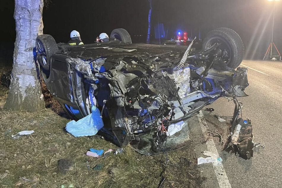 Tödlicher Unfall auf Landstraße! 22-Jähriger kracht mit Auto gegen Baum und stirbt