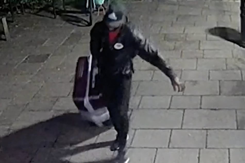 Yostin Andres Mosquera (35) verstaute die Überreste des Paares in einem Koffer.