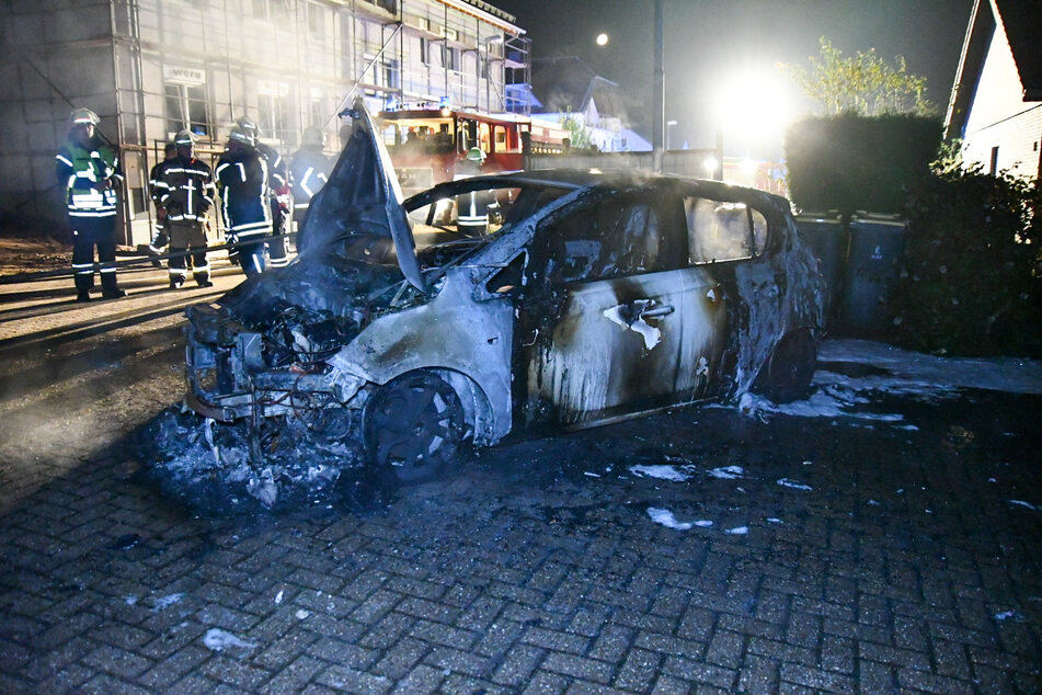 Die drei Wagen waren vollständig ausgebrannt. Die Polizei hat die Ermittlungen zur Ursache aufgenommen.