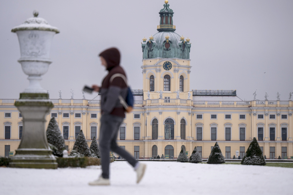Auch am Schloss Charlottenburg könnte es am Mittwoch wieder schneien.