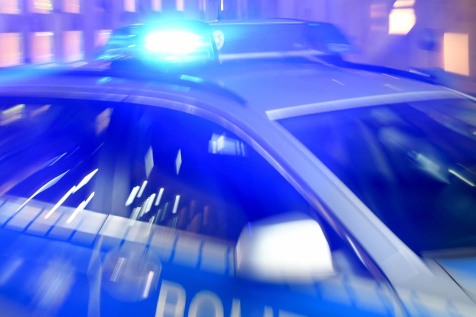 Der Verdächtige versuchte schließlich auch noch einen der Polizisten zu schlagen. (Symbolfoto)