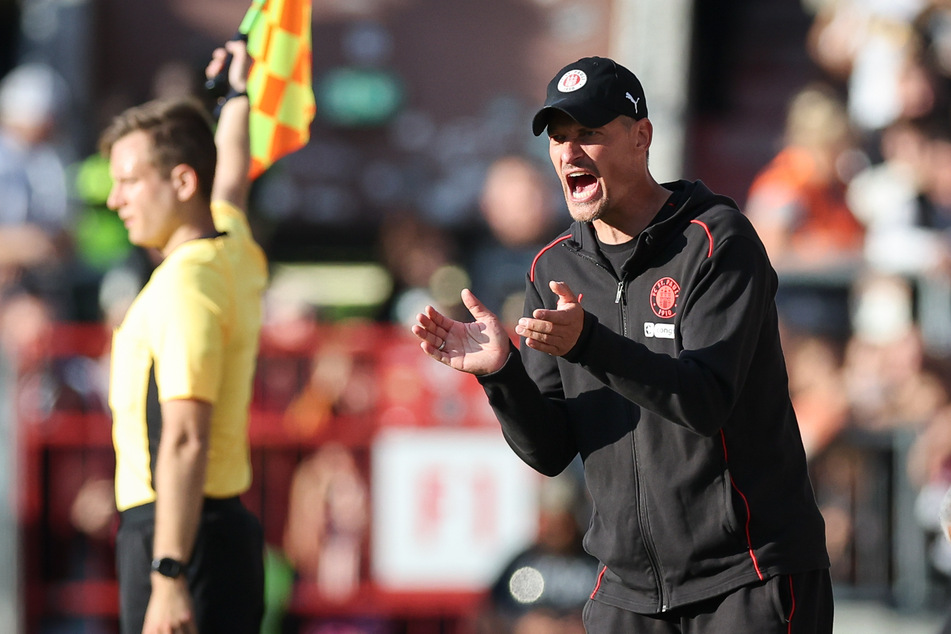 Alexander Blessin (51) stand gegen Atalanta Bergamo erstmalig als Cheftrainer des FC St. Pauli am Spielfeldrand im Millerntor.