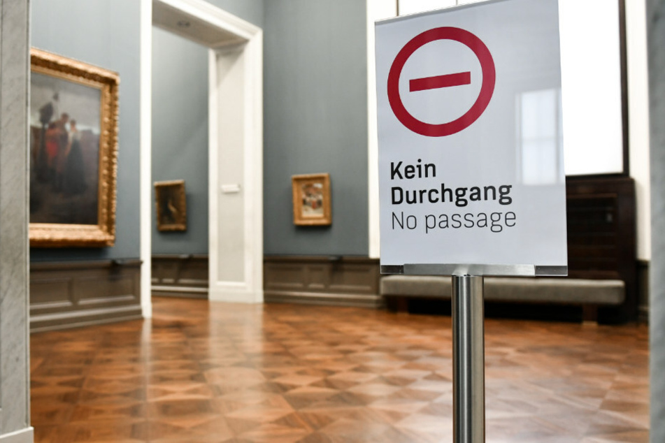 Ein Schild mit der Aufschrift "Kein Durchgang - no passage" steht in der geschlossenen Alten Nationalgalerie. Lederer befürchtet eine Verarmung im Kultursektor durch die Corona-Pandemie. (Symbolfoto)