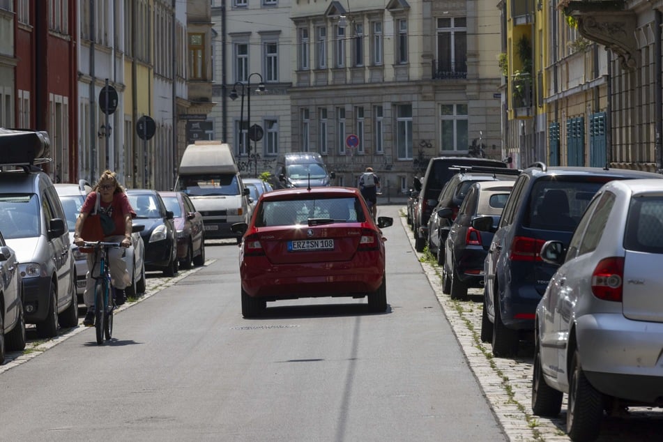 Immer noch bestimmen Asphalt und Autoblech das Straßenbild auf der Prießnitzstraße.