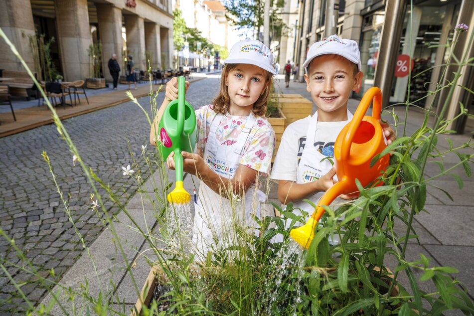 Aliz (7, l.) und Artur (9) gossen am Donnerstag für das Restaurant "Aposto" ein Beet.