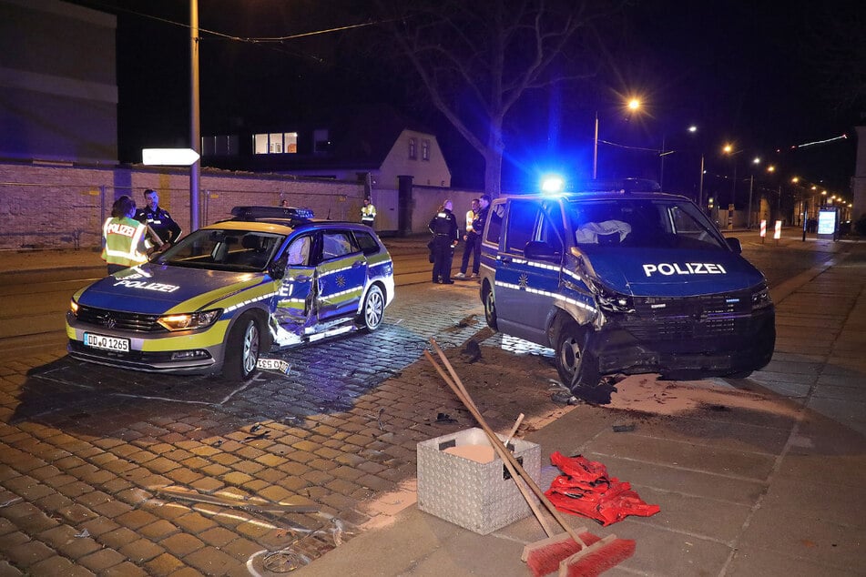 Die beiden Polizeiautos wurden schwer in Mitleidenschaft gerissen.