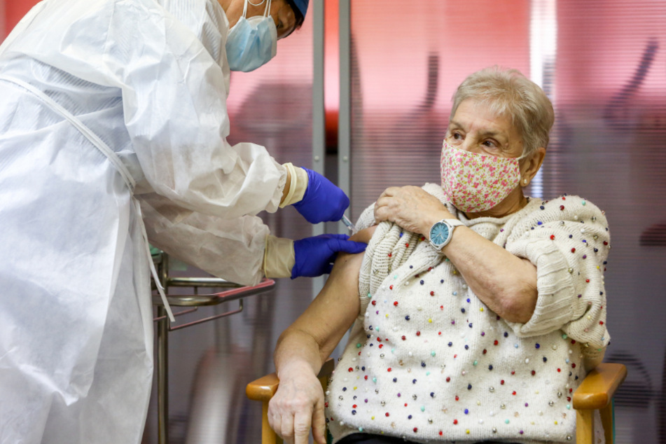 Eine Frau wird in einem Altersheim gegen Corona geimpft.