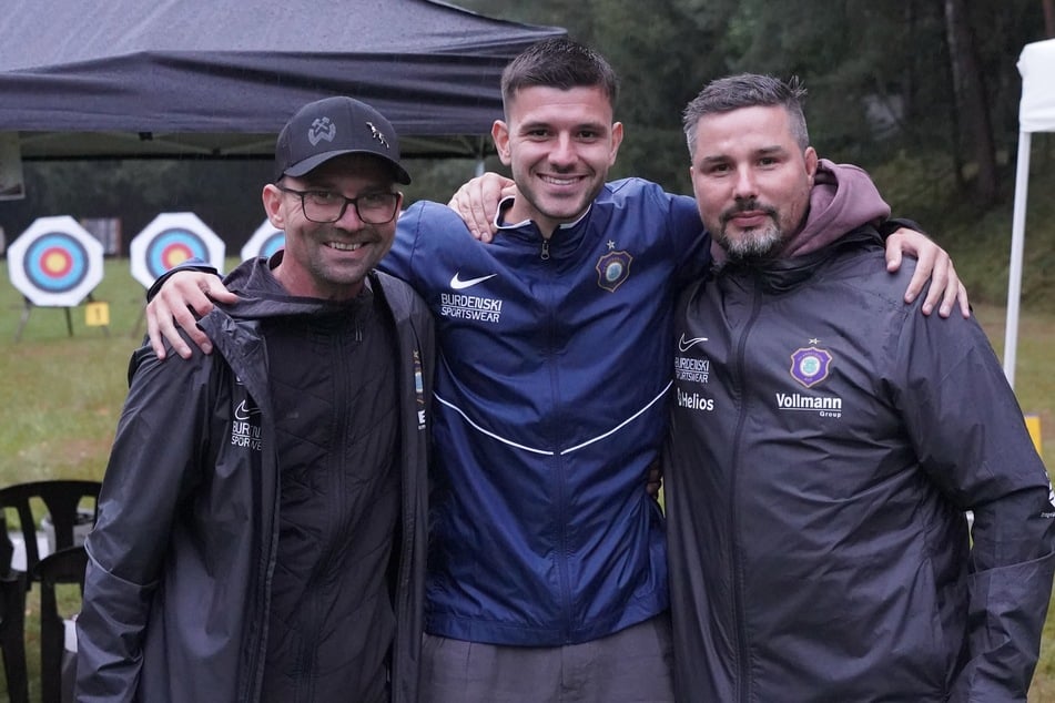 Das Siegertreppchen (v.l.): Teammanager Uwe Kramer (49), Verteidiger Stylianos Kokovas (25) und Physiotherapeut Christian Puschmann (44).