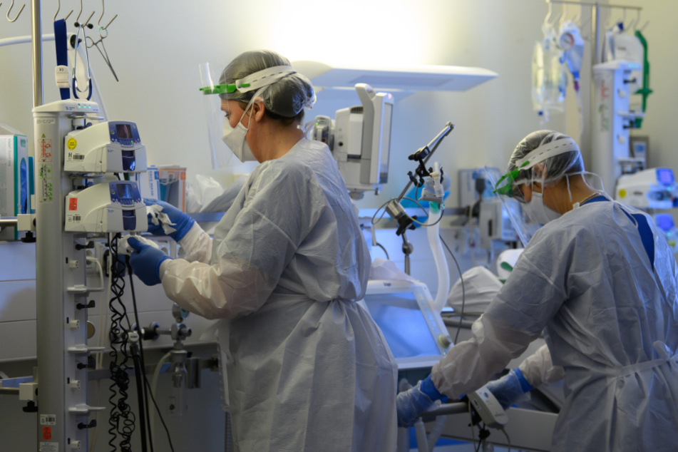 Intensivpflegerinnen sind in Schutzkleidungen auf der Covid-19-Intensivstation in der VAMED Klinik Schloss Pulsnitz mit der Versorgung von Corona-Patienten beschäftigt.
