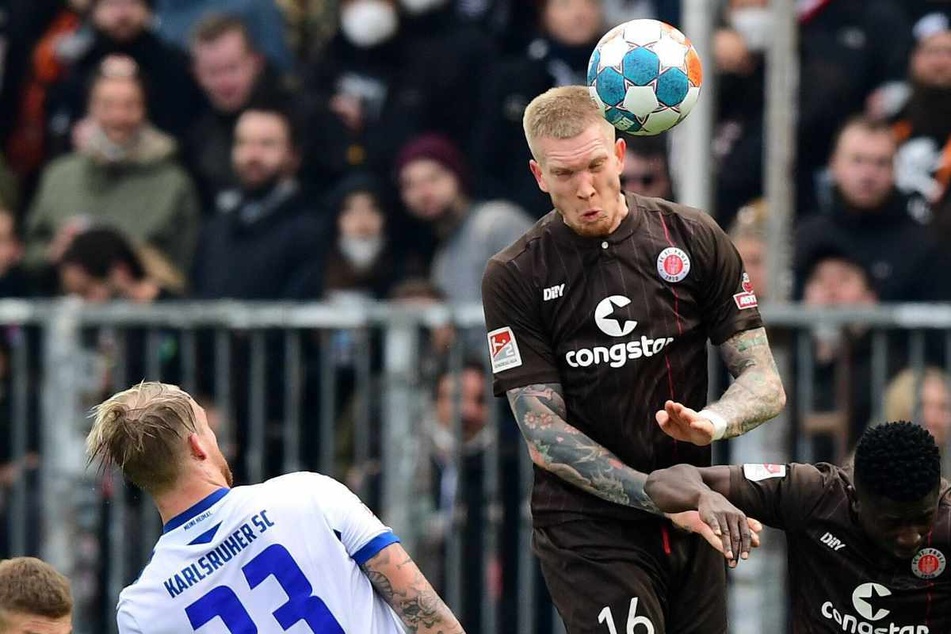 St.-Pauli-Angreifer Simon Makienok (31) war gegen den Karlsruher SC auch defensiv gefordert und räumte alles ab.