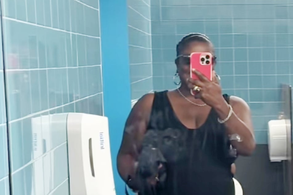 Frau sucht auf Flughafen Toiletten: Was sie dort findet, macht sprachlos