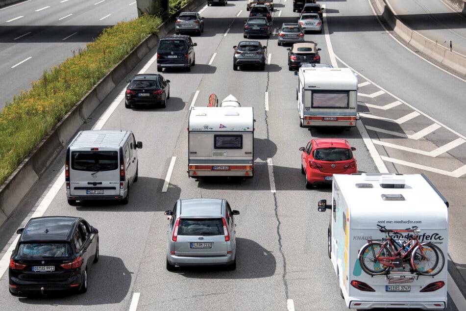 Unfall A2: Heftiger Unfall auf A2: Transporter kracht in Lkw, Fahrer stirbt!