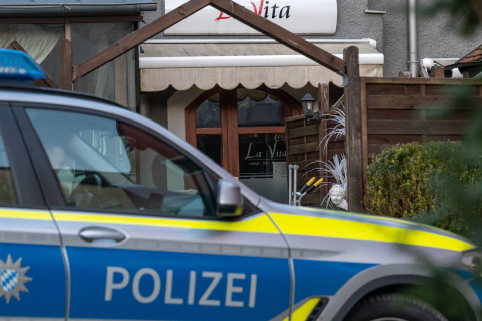 Ein Polizeiauto steht vor dem Restaurant in Weiden, in dem ein Mann nach einigen Schlücken Champagner sein Leben verlor. Laut Ermittlern traf den Wirt jedoch keine Schuld. (Archiv)